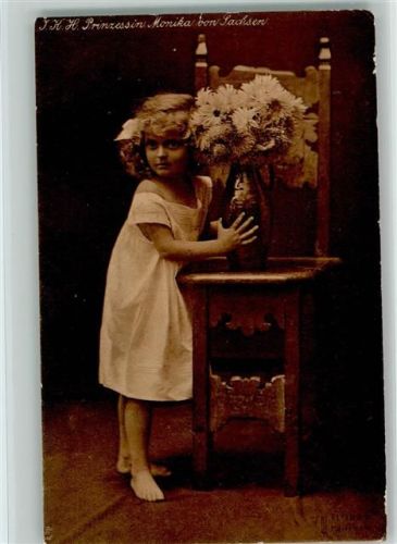 Prinzessin Monika mit einer Blumenvase ca 1915 AK