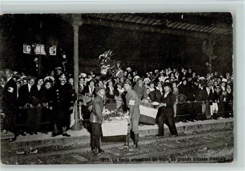 La foule attendant un train de grands blesses francais - Warten auf der Rotes Kreuz Eisenbahn WK I