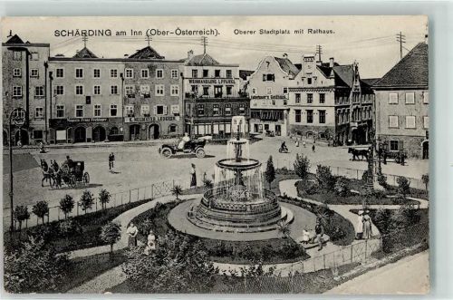 Schärding Innere Stadt Oberer Stadtplatz mit Rathaus Oldtimer