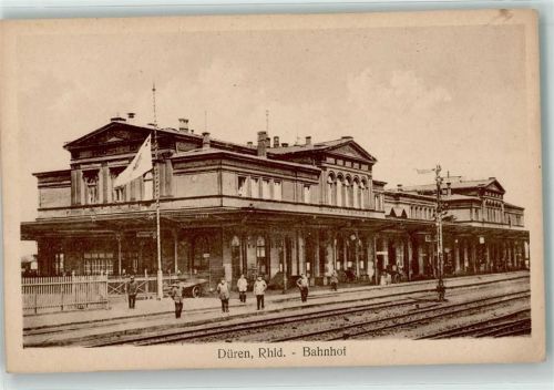 Düren Bahnhof Bahnsteig Mann Uniform Fahne Gleise