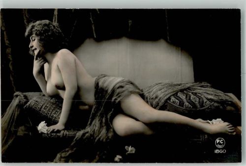 1920 - 1925 Nackte Frau mit Tüll , Kissen Verlag P.C. Paris Serie 1860