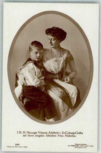 Herzogin von Sachsen-Coburg und Gotha + Perlenkette mit Sohn Prinz Hubertus