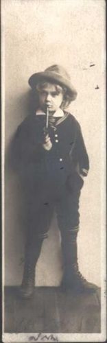 Knabe im Anzug mit Pfeife 1911, 14 cm x 4,3 cm