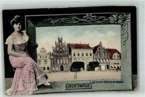 Greifswald Die alten Häuser am Markt Junge Frau