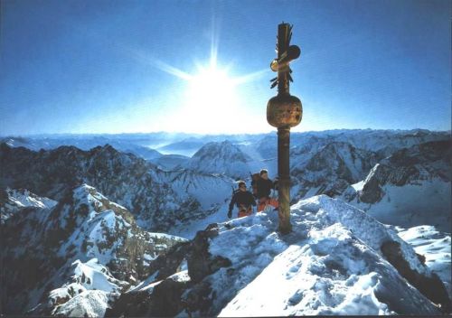 Garmisch Zugspitze Gipfelkreuz Bergsteiger