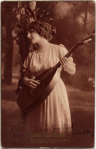 1917 Musizierendes Mädchen, Laute AKU1