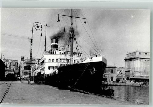 Passagierschiff unter Dampf am Anleger