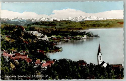 Sipplingen Panorama des Ortes am Obersee mit Pfarrkirche St. Martin und Schweizer Alpen