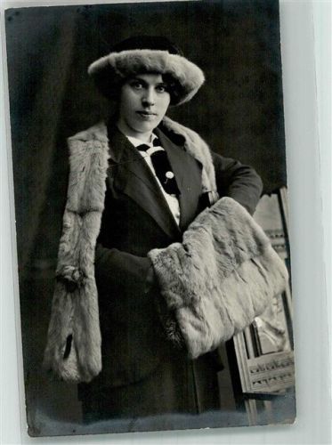 Portrait einer jungen Frau mit Muff