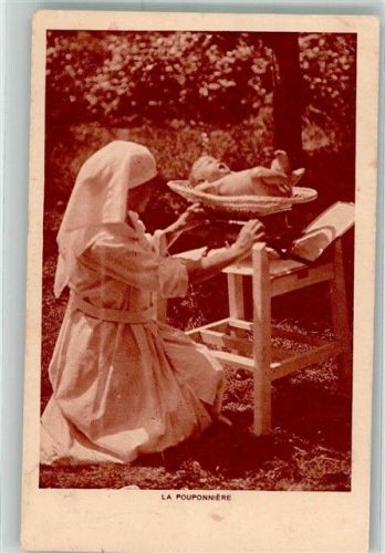 1921 Schwester wiegt im Garten ein Baby