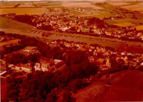Herstelle Luftaufnahme Burg und Kloster