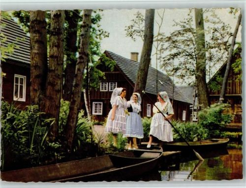 Lübbenau Spreewald Blota Frauen in Trachten steigen ins Ruderboot