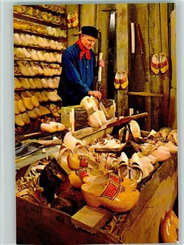 Holzschumacherr Klompenmaker in der Schnitzwerkstatt