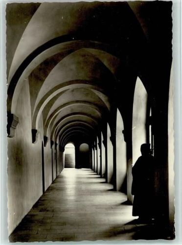 Clerf Abbaye La Crypte Mönch steht in der Ecke