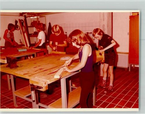 Dümmerlohausen Landschulheim Innenaufnahme Kinder beim Werken Feilen