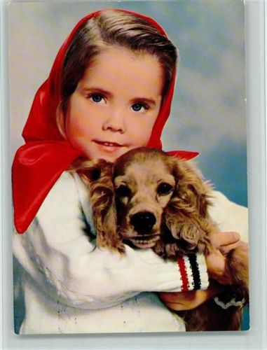 Mädchen mit rotem Kopftuch und Cockail Spaniel im Arm AKU2