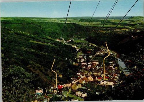 Vianden Geschwister im Sesselift Bergaufnahme der Stadt