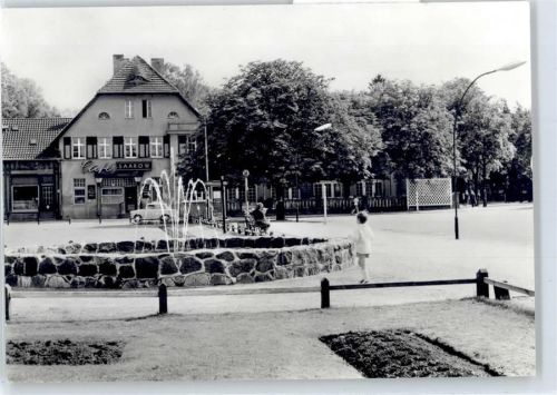 Bad Saarow Johannes-R.-Becher-Platz, Café, Brunnen