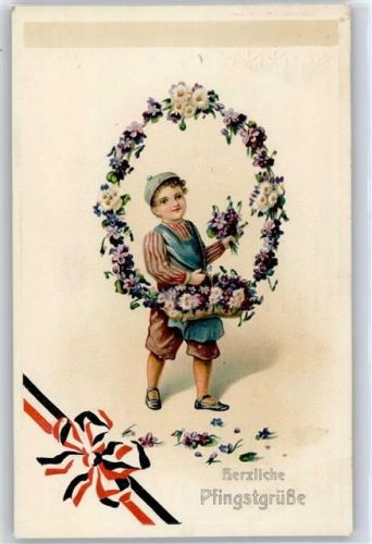 Junge in Blumenring