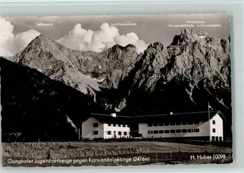 Buckelwiesen Ganghofer Jugendherberge gegen Karwendelgebirge Foto H. Huber