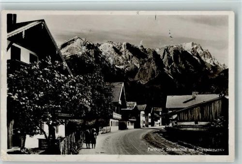 Farchant Straßenbild mit Zugspitzmassiv