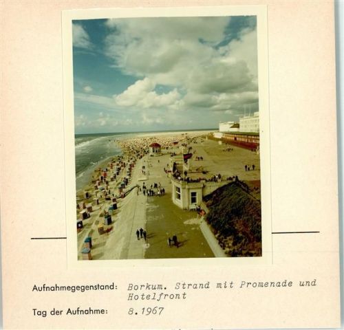 Borkum Strand mit Promenade und Hotelfront Foto montiert auf Karton