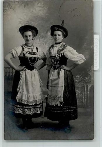 Berlin Mitte Frauen in Tracht