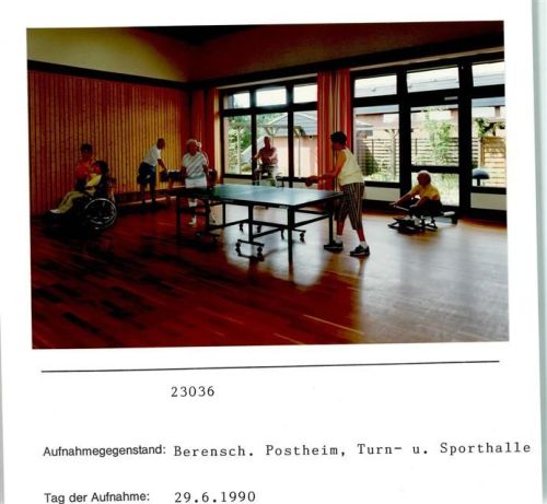 Berensch Postheim Innenaufnahme Turn- und Sporthalle Tischtennis Rollstuhl Foto montiert auf Karton