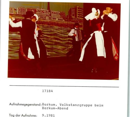 Borkum Großer Borkumabend Volkstanzgruppe Ziehharmonika Foto montiert auf Karton