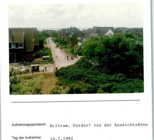 Baltrum Ostdorfvon der Aussichtsdüne Foto montiert auf Karton