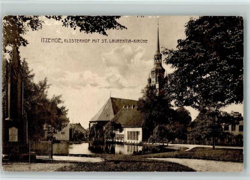 Itzehoe Klosterhof mit St. Laurentia-Kirche