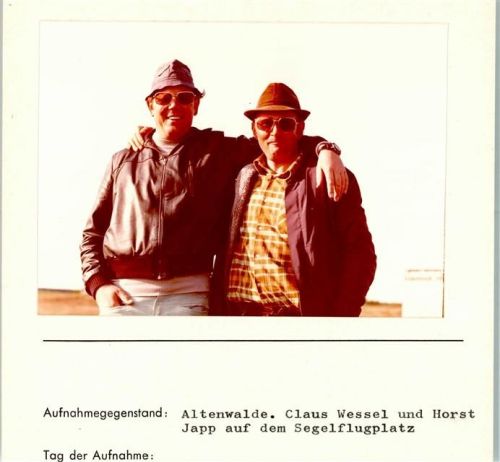 Altenwalde Claus Wessel und Horst Japp auf dem Segelflugplatz Foto montiert auf Karton