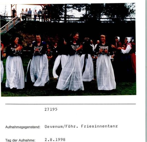 Utersum Friesentanzgruppen Foto montiert auf Karton