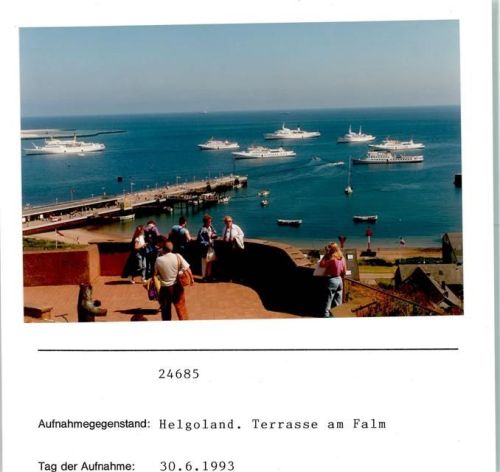 27498 W2192 Helgoland FOTO KEINE AK Terrasse am Falm Landungsbrücke Foto montiert auf Karton