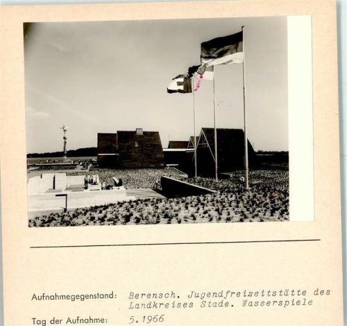 Berensch Jugendfreizeitstätte des Landkreises Stade Wasserspiele Fahnen Foto montiert auf Karton