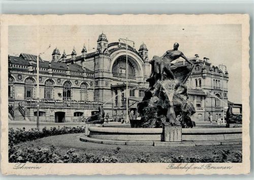 Schwerin 1943 Bahnhof mit Brunnen AK