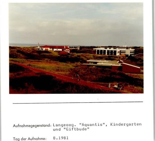 26465 W2941 Langeoog FOTO KEINE AK Appartementhotel Aquantis Kindergarten und Giftbude Foto montiert auf Karton