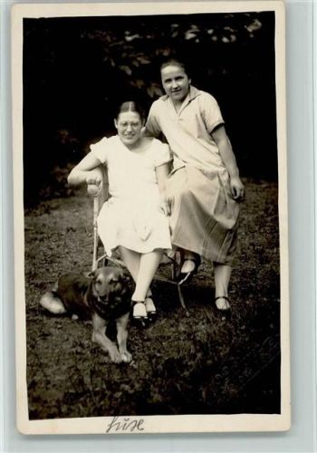 Zwei Frauen mit Schäferhund