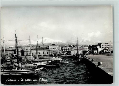 Catania Il porto con l'Etna