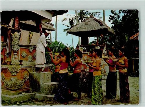Bali 1982 - Presentation of offering to the Priest AK