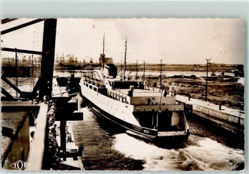 Dunkerque Fähre in der Schleuse