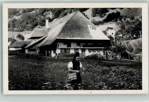 Feldberg Schwarzwälder Bauernhaus Junge Frau in Tracht