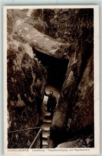 Wunsiedel Luisenburg Treppendurchgang zum Napoleonhut Wanderer