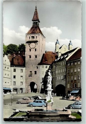 Landsberg der Hauptplatz mit Brunnen und Schmalzto Auto