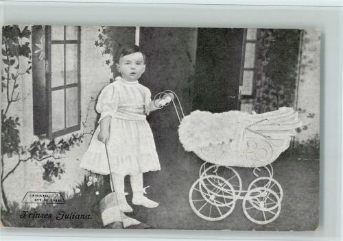 1912 Prinzessin Juliana mit einem Puppenwagen