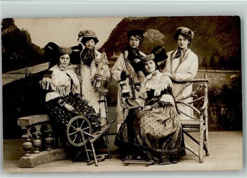 Schönes Atelier Foto Frauen mit Spinnrad ca 1920 AK
