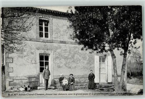 Alcide Clairet-Chenaux La famille du Rameau d Olivier devant la maison