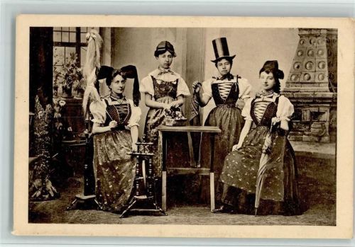 1915 Frauen mit einem Spinnrad und versch. Kopfbedeckungen , gute Erhaltung AK