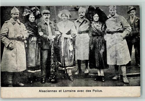 Soldaten mit Frauen in Trachten im Elsass AK