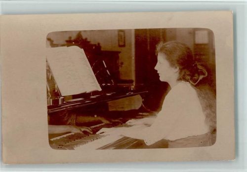 1918 Privatfoto AK Frau spielt nach Noten, gute Erhaltung AK